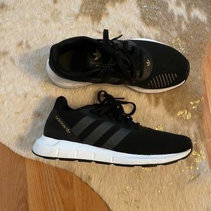 Women’s Adidas Sneakers 👟